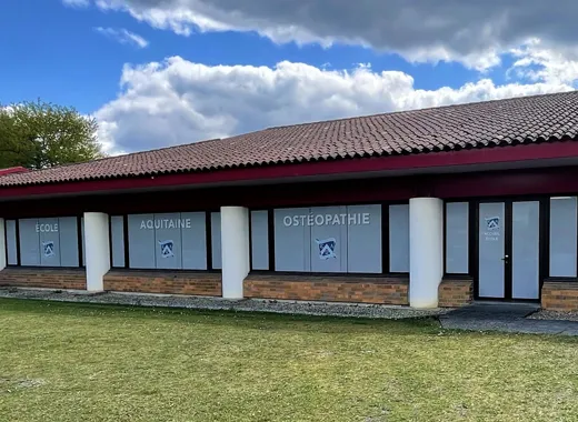 Bâtiment de près de 1000 m² au total, les locaux se composent de 6 salles de cours